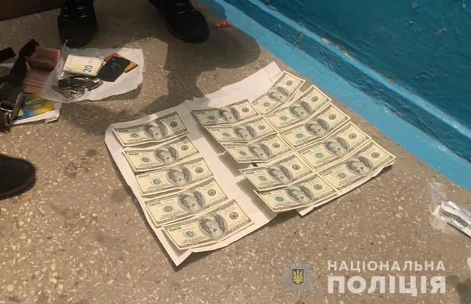 Півтори тисячі доларів за конкурс на перевезення: посадовицю Волинської ОДА затримали на хабарі