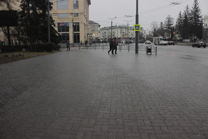 Ожеледиця у Луцьку: місто ледь тримається на ногах (фото)