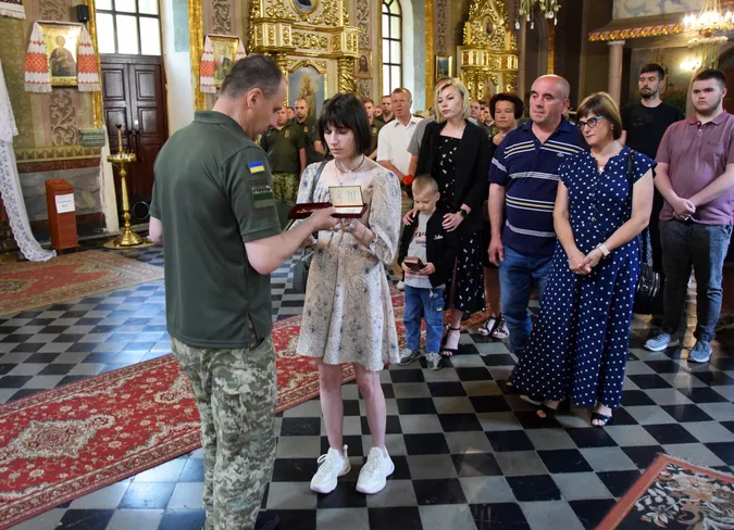 У Луцьку ордени загиблих прикордонників передали їхнім рідним (фото)