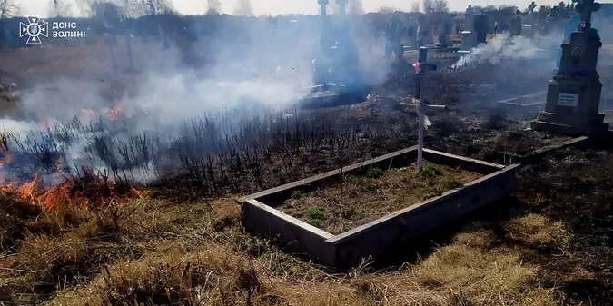 Горіли хрести і пам'ятники: на Волині невідомі підпалили кладовище (фото)