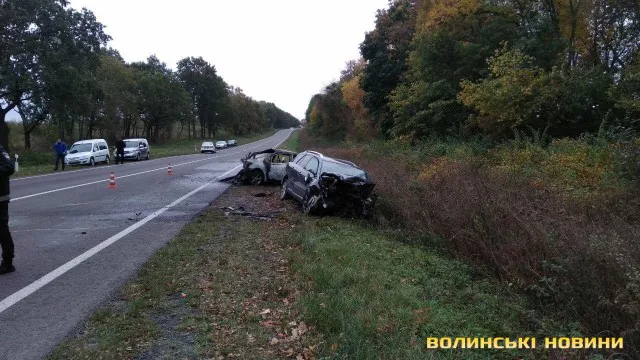 На Волині через удар вщент згоріло авто: чотири людини – в лікарні (фото)