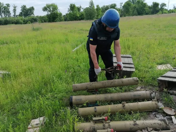 Заміновані навіть цвинтарі: луцькі піротехніки про роботу на Чернігівщині (фото, відео)