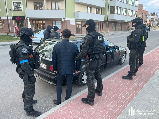 Автобус для військових: на Львівщині посадовець вимагав 100 тисяч у волонтера (фото, відео)
