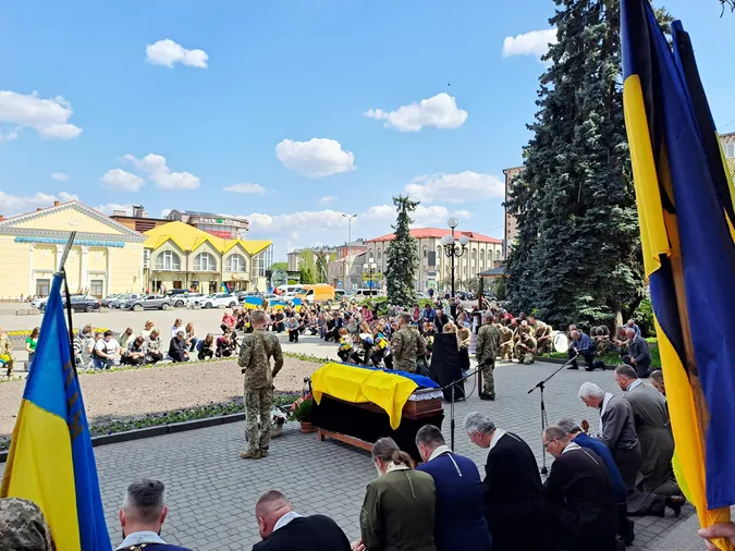 Поховали у день народження: на Волині прощалися з капітаном Володимиром Котиком