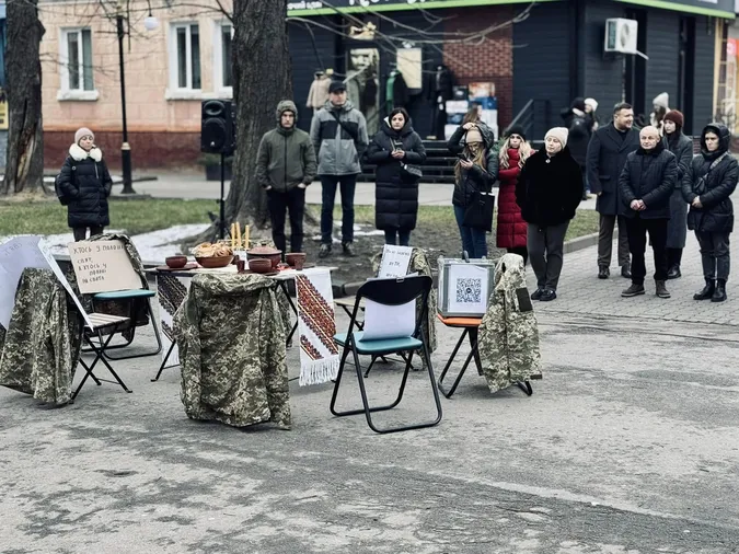 Військові форми на порожніх стільцях: у Нововолинську провели акцію-нагадування (фото)