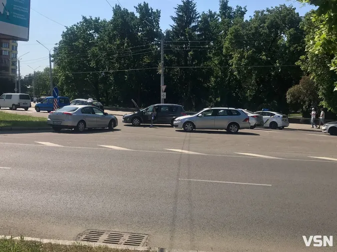Рух ускладнений: у Луцьку – аварія біля історичного (фото, відео)