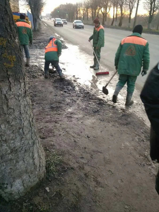 У Луцьку будівельників змусили очистити дорогу (фото)