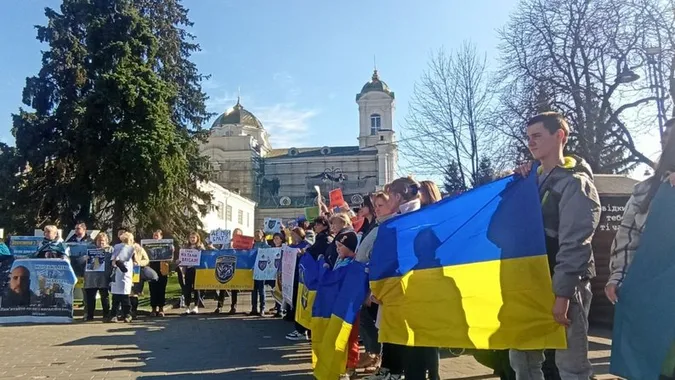 Чотири сотні лучан вийшли на акцію «Не мовчи! Полон вбиває!» (фото, відео)