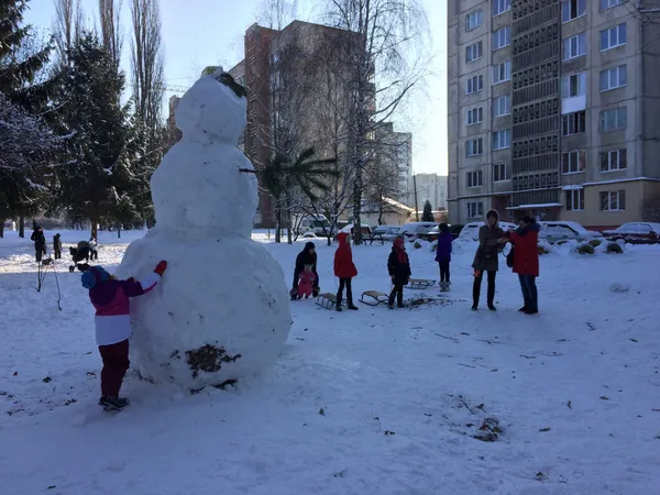 Луцька снігова баба не може не привернути до себе увагу