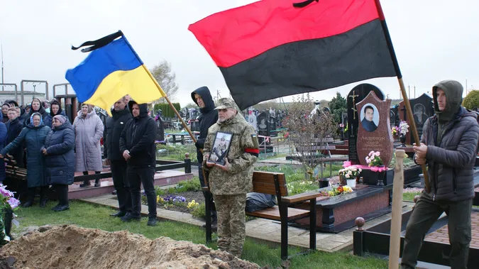 До останнього подиху – за Україну: Рожищенська громада попрощалася з Героєм Сергієм Мандзюком (фото)
