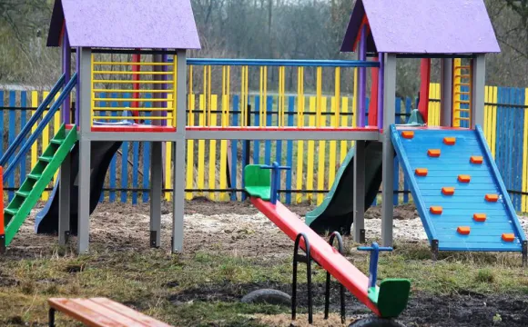 Дитмайданчик у Турійську розмалювали непристойними картинками (фото, оновлено)