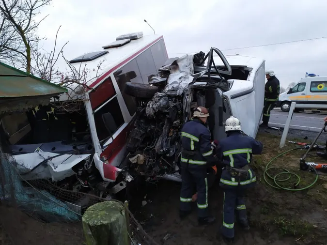 ДТП на Волині: рятувальники витягали чоловіків, яких затиснуло в автівках