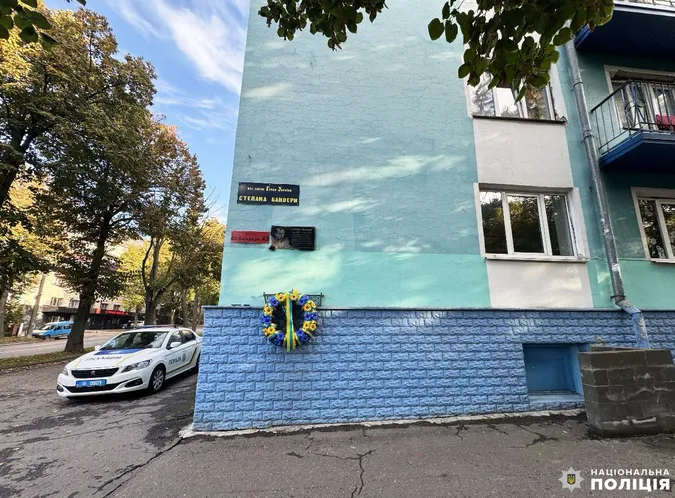 У Рівному чоловік кулаком розбив меморіальну дошку Степану Бандері (фото)
