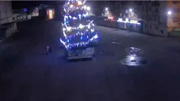 У Володимирі хлопець забрався на головну ялинку міста (відео)