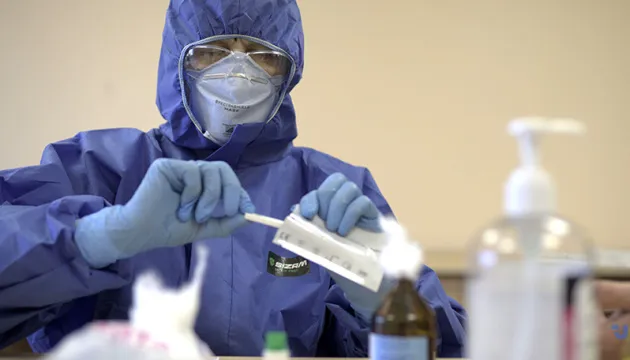 МОЗ: серед хворих на COVID-19 в Україні - 20 дітей і 26 медиків