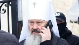 Недешеві покупочки: «Паша Мерседес» «засвітив» шарф Louis Vuitton, iPhone 14 та дорогий годинник (фото)