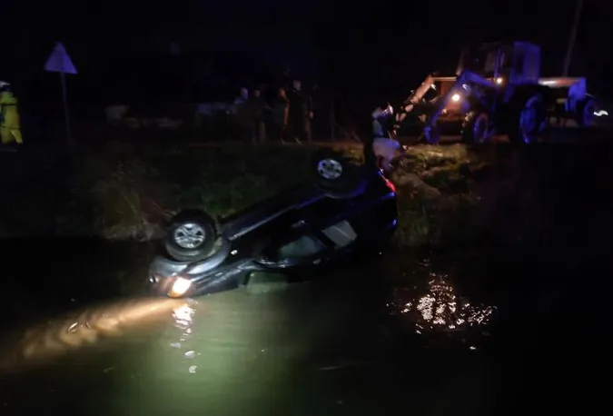 На Волині авто злетіло у водойму: на місці працювали рятувальники (фото)