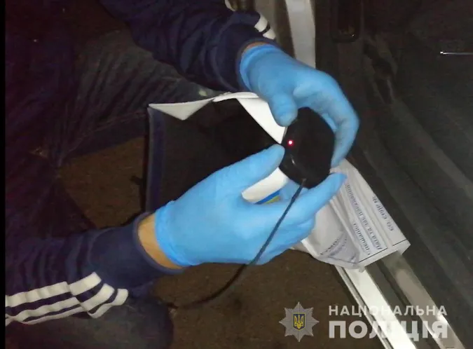 Біля супермаркету у Шацьку «обчистили» авто киянина