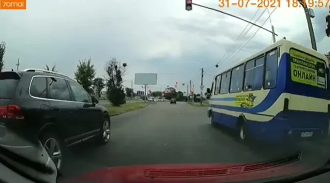 Луцькі маршрутники знову порушують ПДР (фото, відео)