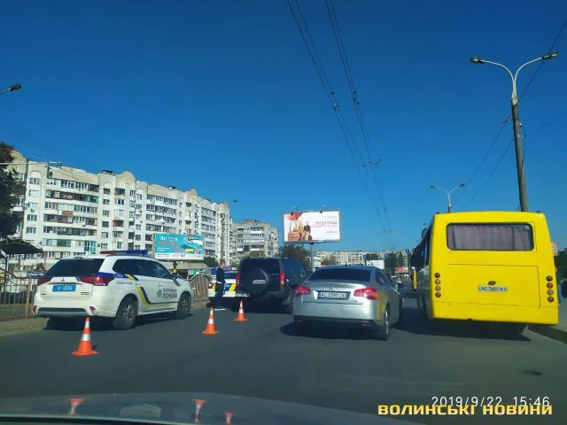 У Луцьку 19-річний водій «Хаммера» протаранив авто патрульних (фото)