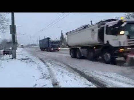 На Волині – снігопад: водіїв просять не їздити без крайньої потреби (відео)
