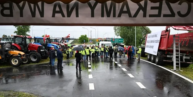 Польські фермери заблокували рух вантажівок на кордоні з Україною (фото)