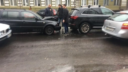 У центрі Луцька – аварія: зіткнулися два автомобілі (фото) 