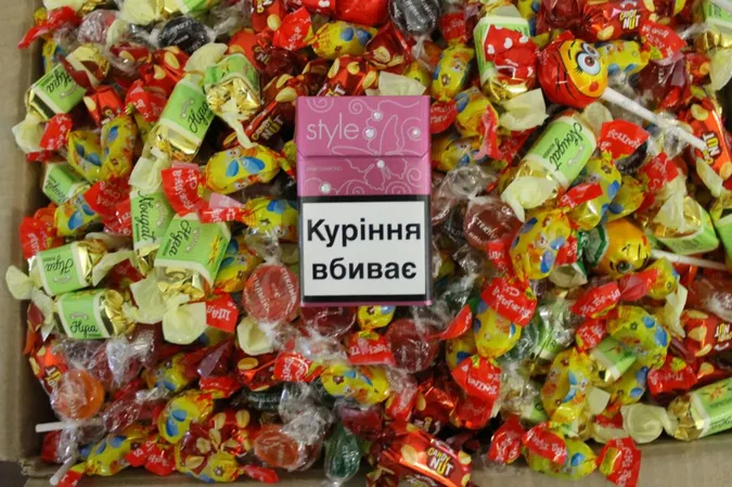 Лучанам пропонують обміняти цигарку на цукерку