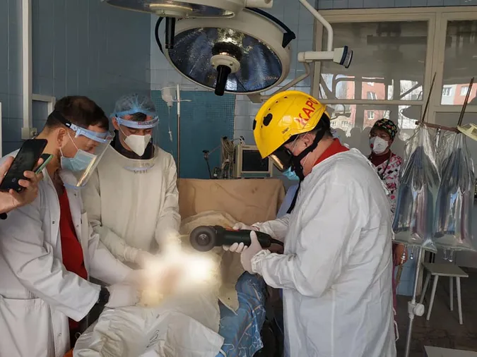 У Києві чоловік насунув на статевий член гайку: її знімали медики та рятувальники (фото)