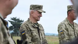 Як губернатор Волині "відстрілявся" перед журналістами з "калаша" (фото, відео)