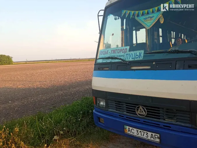 Пасажирів довозили попутки: біля Радехова зламався автобус «Ужгород – Луцьк» (фото)