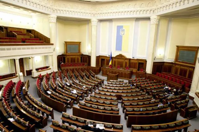 Експерт пояснив, чи можливі дострокові вибори у Раду і кому вони потрібні