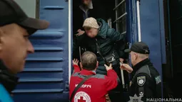На Волинь прибув евакуаційний потяг з Донеччини: поліцейські зустріли 14 переселенців (фото)