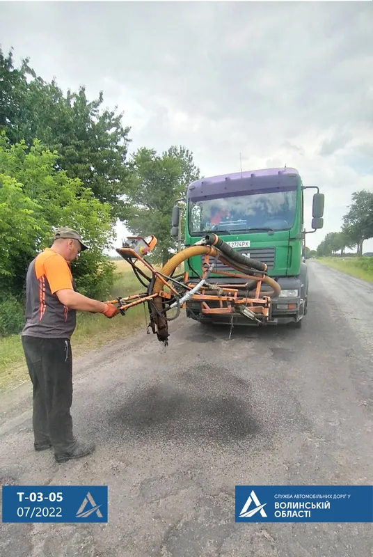 На Волині ліквідовують вибоїни на дорогах – водіїв просять бути обережними (фото, відео)