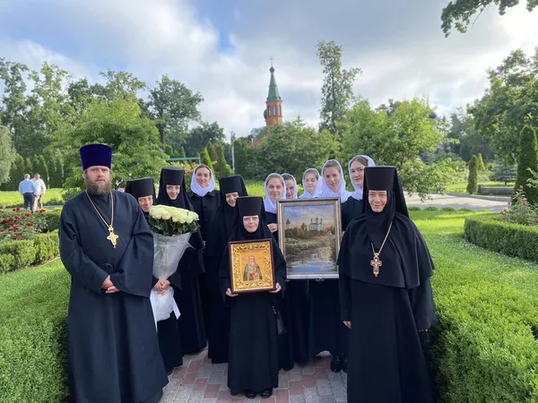 Ігуменя з Зимного кланялась та вітала московського владику Онуфрія (фото)