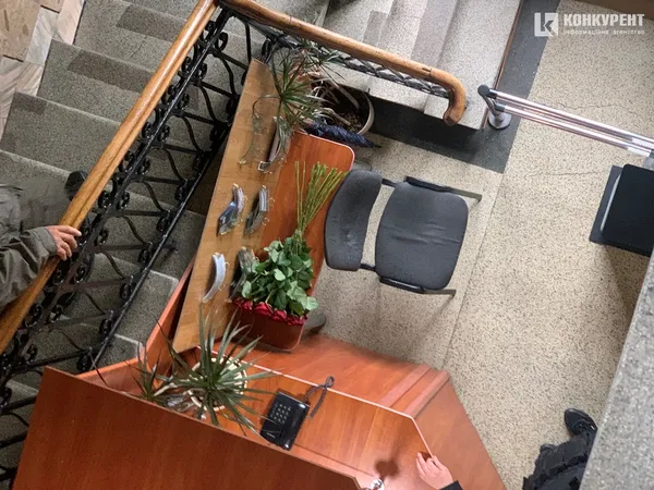 Букет троянд сумує на стійці біля виходу з луцької мерії