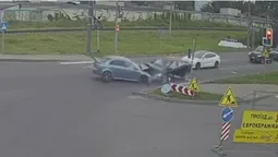 Лоб у лоб: у Луцьку на проблемному перехресті потрощилися Mitsubishi та Volvo (відео)