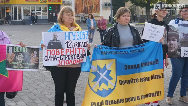 «Волю захисникам Маріуполя»: у Луцьку сім'ї полонених влаштували акцію (фото)