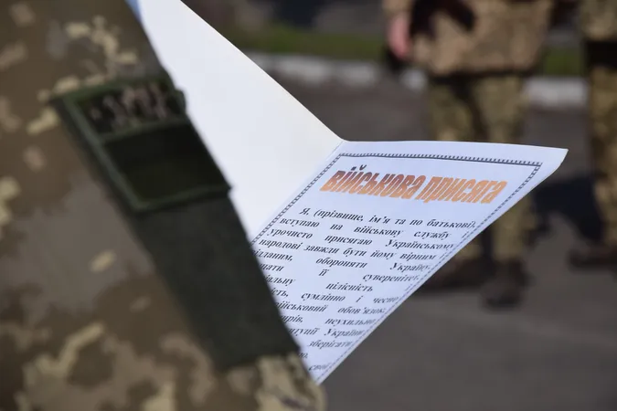 Мобілізовані та контрактники, чоловіки та жінки: у Луцьку склали присягу прикордонники (фото)