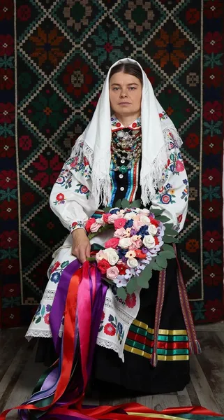 Переколяна гладь, лускавки і волинська крайка: весільний стрій з Любешівщини вдруге отримав нагороду (фото)