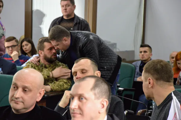 Представник «УКРОПу» Віталій Ляцевич заспокоює депутата Кравченка