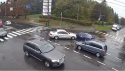 У Луцьку на Рівненській зіткнулися Mercedes та Opel: показали момент ДТП (відео)