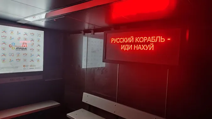 Луцькі «розумні зупинки» посилають нах*й «русскій карабль» (фотофакт)