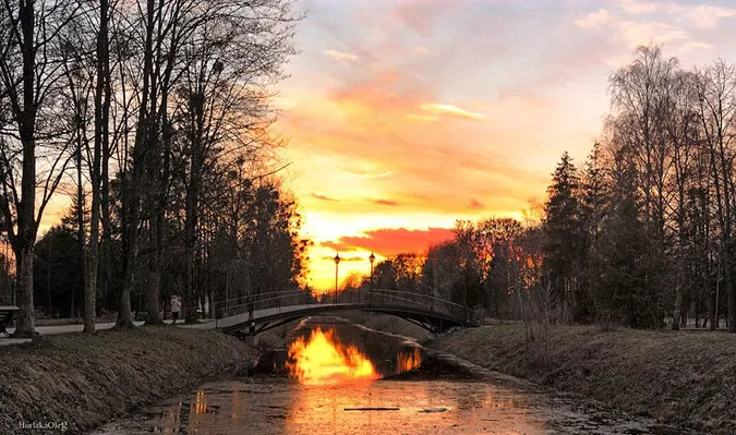Показали загадковий захід сонця в луцькому парку (фото)