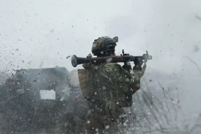 Близько 129 870 окупантів, 3215 танків і 2215 артсистем: втрати ворога на 3 лютого (відео)