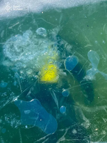 Холод, товстий лід, крижана вода: як на Світязі тренуються водолази (фото)