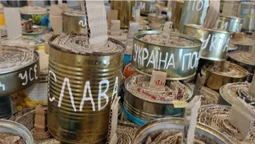 Волинські волонтери виготовляють окопні свічки з патріотичними надписами
