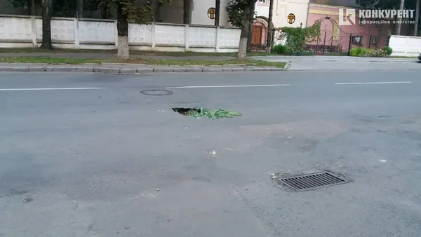 Провалився асфальт:  на Стрілецькій небезпечна діра посеред дороги
