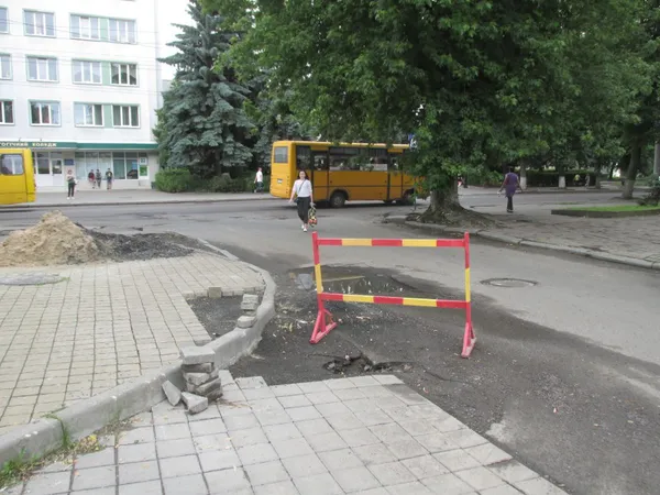 У Луцьку після ремонту теплотраси утворилася яма (фото)