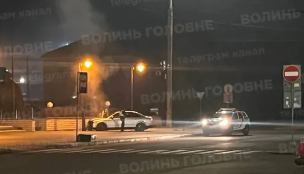 Влетів у стовп та втік: деталі аварії під залізничним вокзалом Луцька (фото)